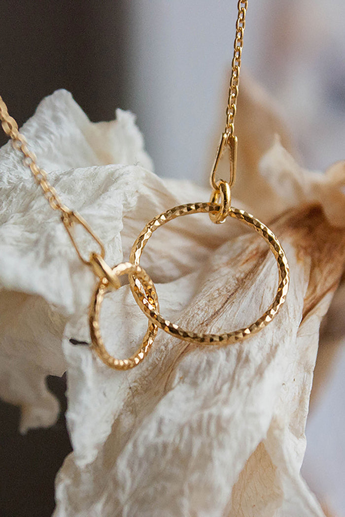 Shop stella necklace gold by Neinties on thegreenlabels.com