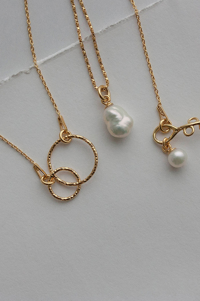 Shop stella necklace gold by Neinties on thegreenlabels.com